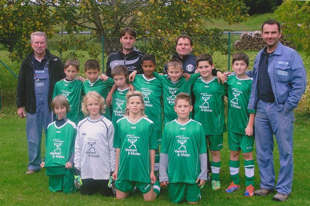 Foto D-Jugend Fußballmanschaft mit Trikots