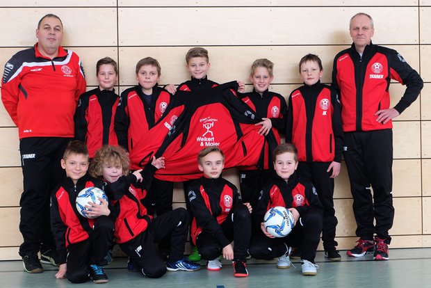 Foto E-Jugend Fußballmanschaft mit Trainingsjacken