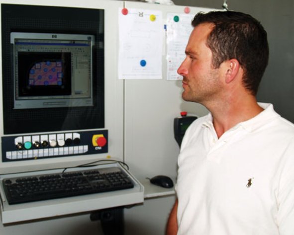Manfred Maier an der CNC Maschine Manfred Maier an der CNC Maschine