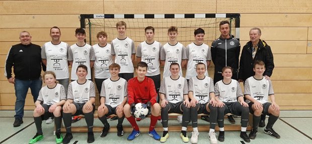 Foto B-Jugend Fußballmanschaft mit Trikots