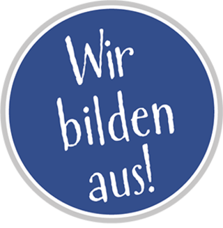 Rundes Schild mit Aufschrift: Wir bilden aus!